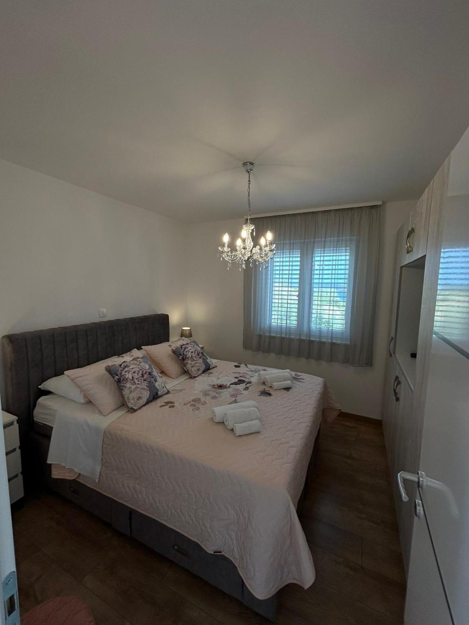 Apartments Vini Seget Donji Exterior photo